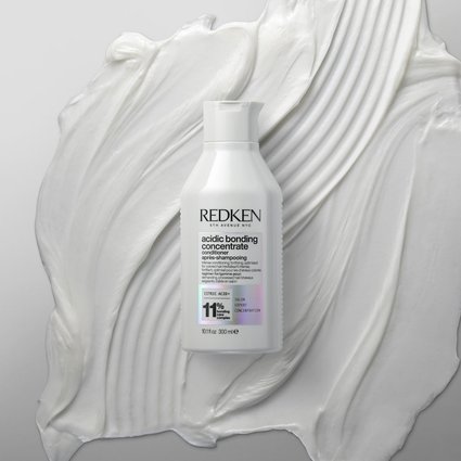 Redken-Acidic-Bonding-Concentrate-Conditioner-Texture-Flatlay